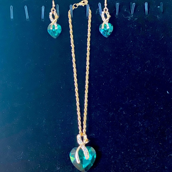 💕Gorgeous Emerald Green Crystal Heart NecklaceSet - Picture 1 of 6
